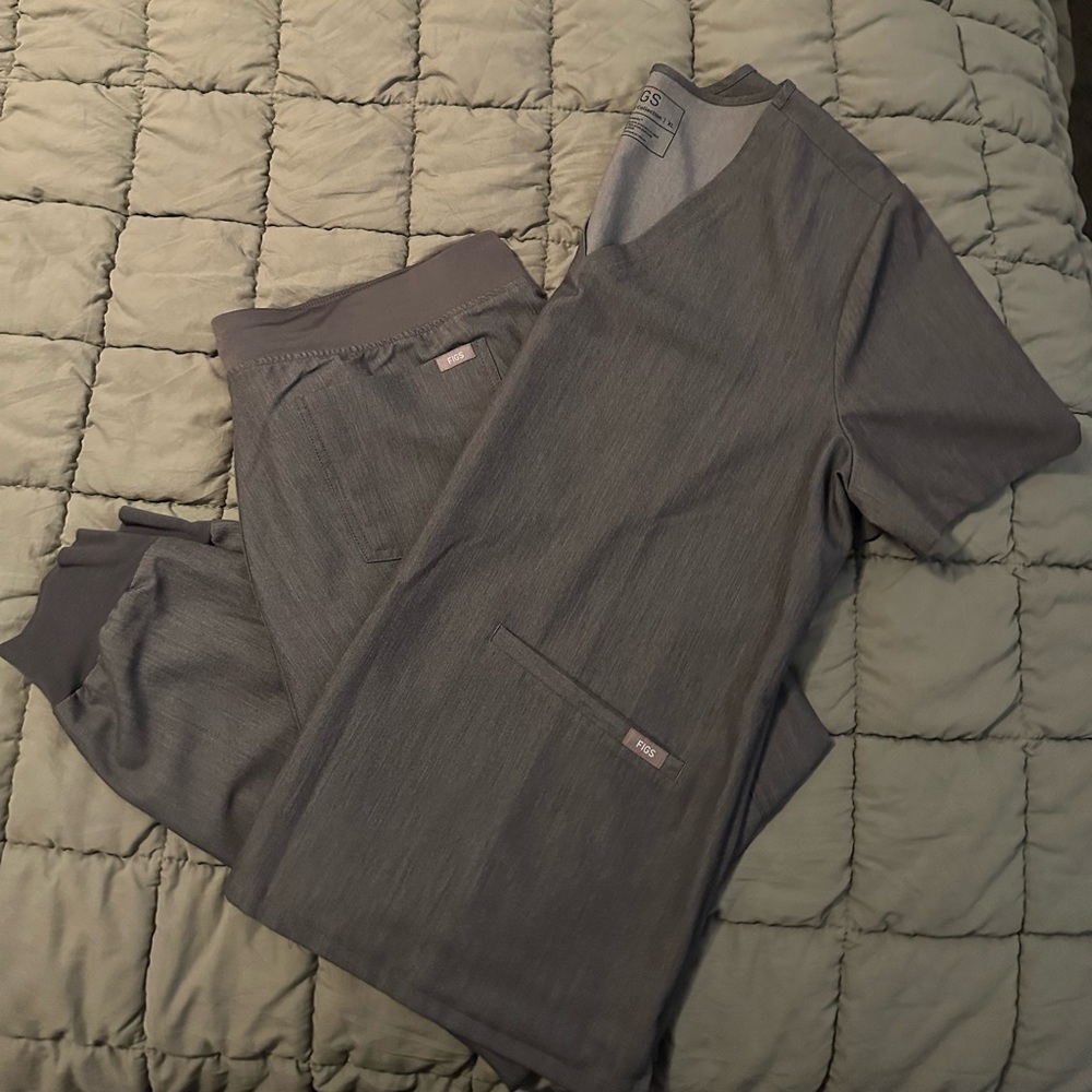 Figs Women’s Graphite Scrub set